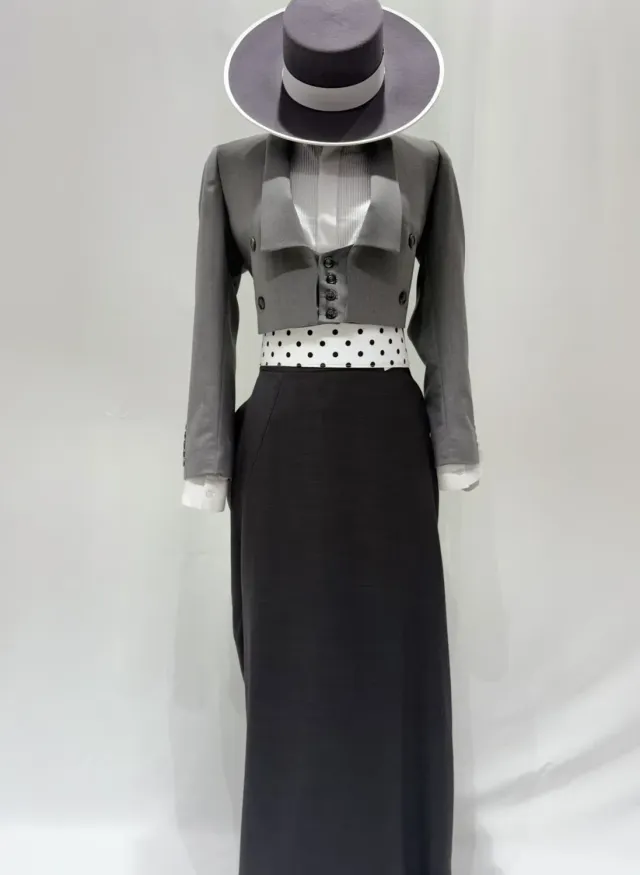 Viva la Feria Triana Dubai tailleur amazone gris