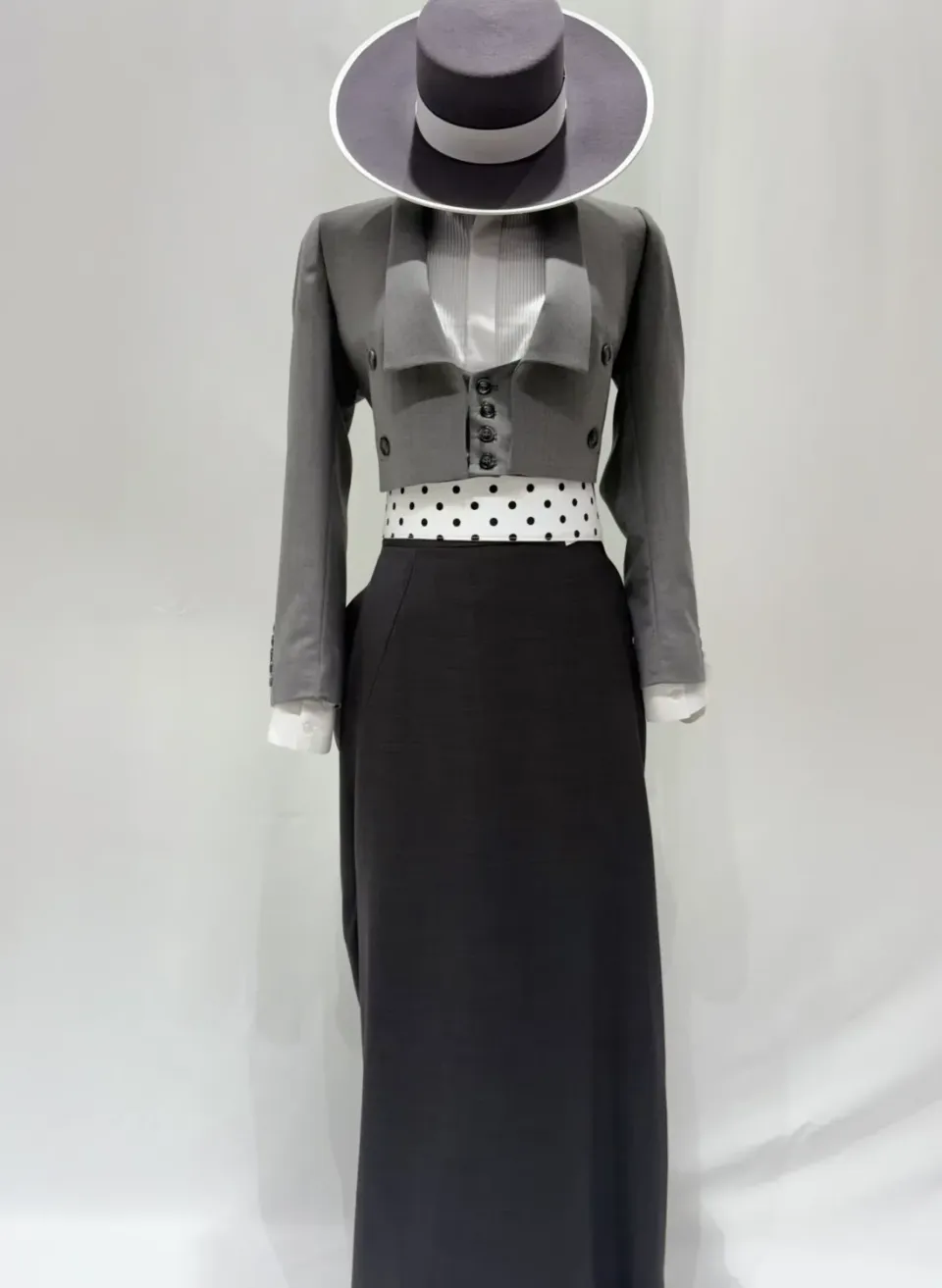 Viva la Feria Triana Dubai tailleur amazone gris