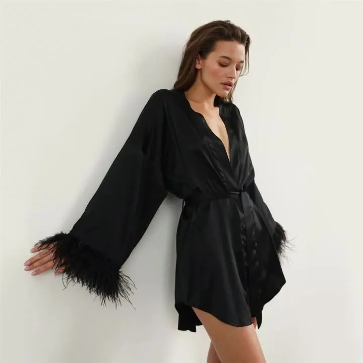 Esprit du Japon Kimono long satiné à plumes