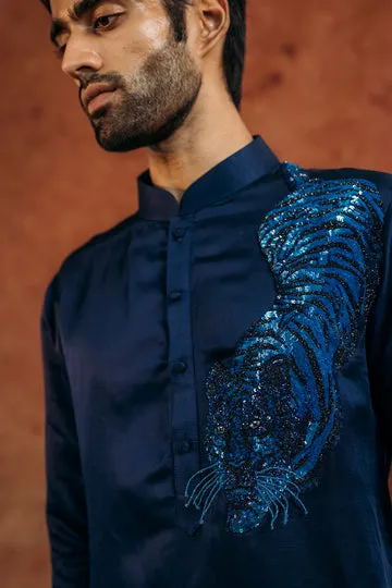 Rahul Mishra Sundarbans kurta satin bleu marine brodé