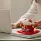 Esprit du Japon Chat Maneki Neko rouge en porcelaine