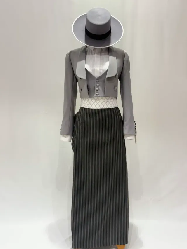 Viva la Feria Macarena Menorca amazona gris perle