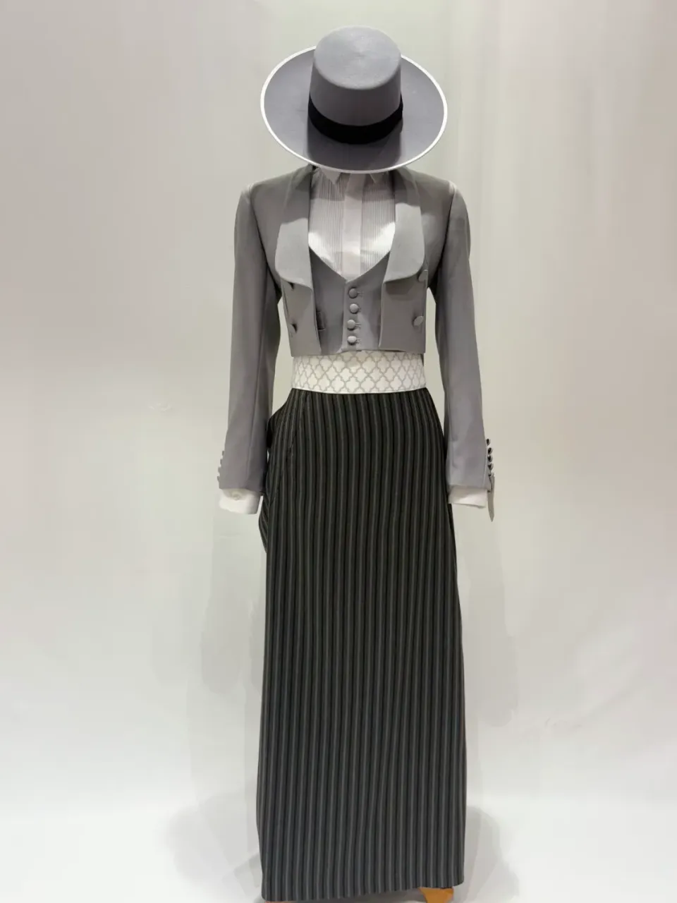 Viva la Feria Macarena Menorca amazona gris perle