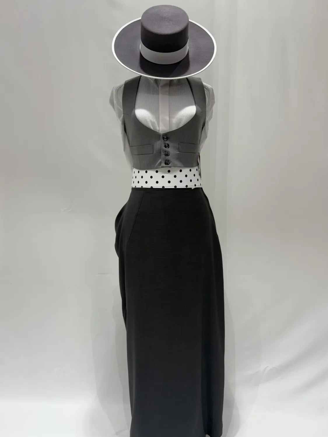 Viva la Feria Triana Dubai tailleur amazone gris